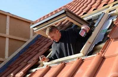 Pose de fenêtres de toit Velux à Poullaouen